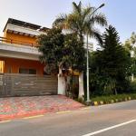 1 kanal corner house is for sale in D-18 ECHS