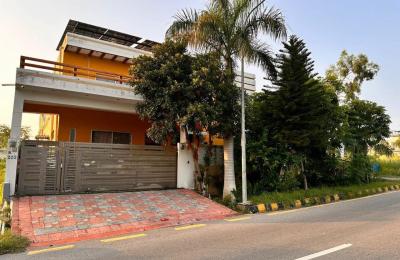 1 kanal corner house is for sale in D-18 ECHS