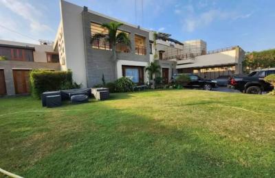 2000 Yard Luxury Bungalow For Sale